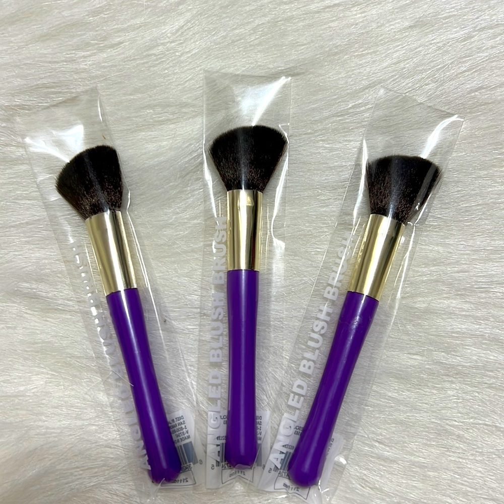 Angled blush brush